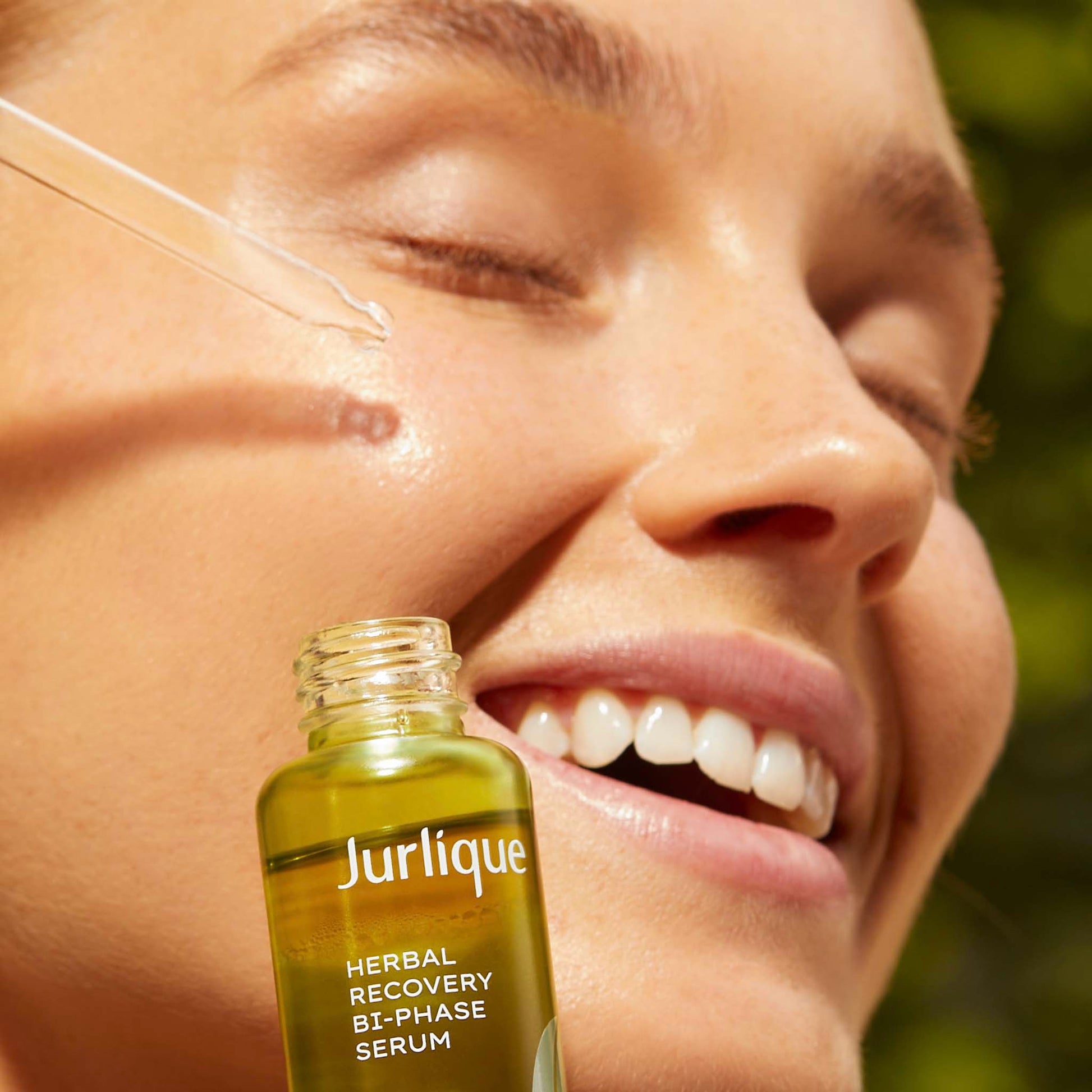 2025 HR_Digital_PDP_1200x1200_SERUM_02jpg